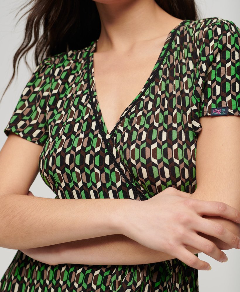 vestido envelope curto vintage em verde geométrico com estampa de flechas