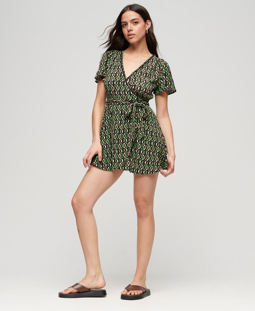 vestido envelope curto vintage em verde geométrico com estampa de flechas