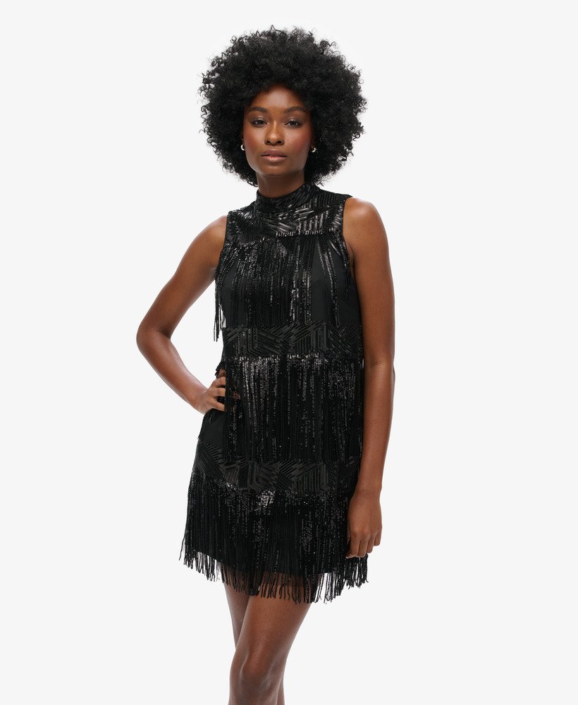 vestido curto evasê com franjas e lantejoulas pretas.