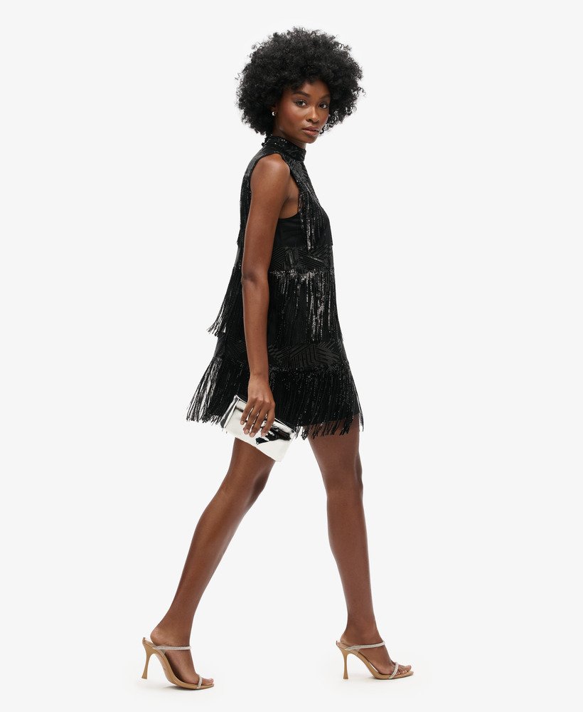 vestido curto evasê com franjas e lantejoulas pretas.