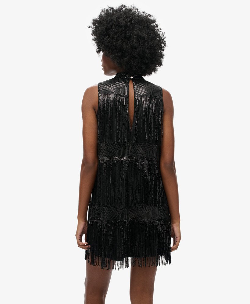 vestido curto evasê com franjas e lantejoulas pretas.