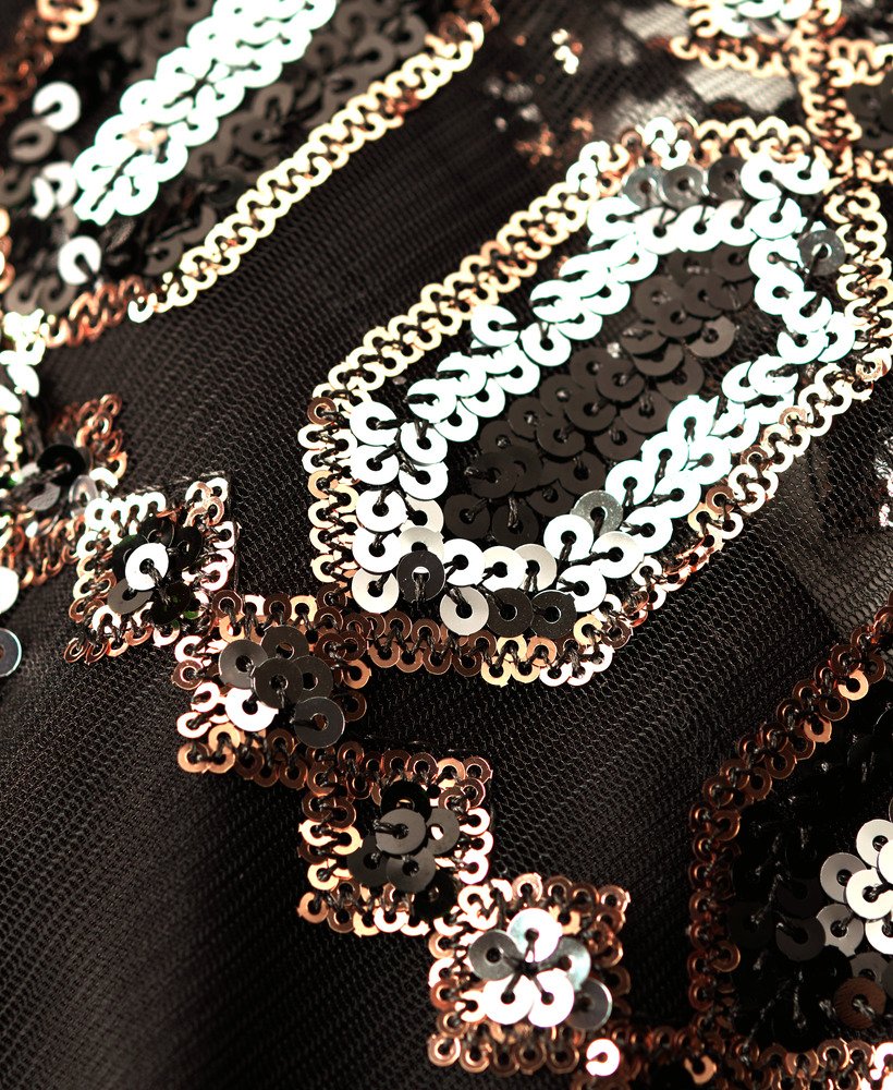 vestido evasê com decote halter e franjas decorativas em lantejoulas.