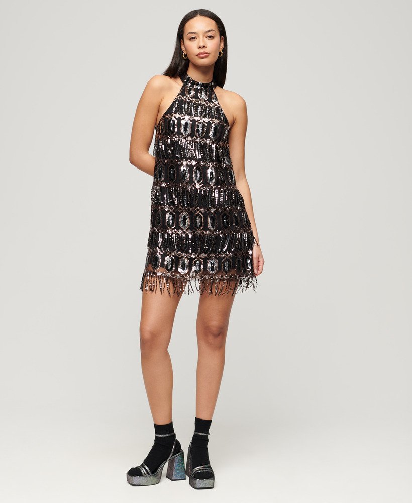 vestido evasê com decote halter e franjas decorativas em lantejoulas.