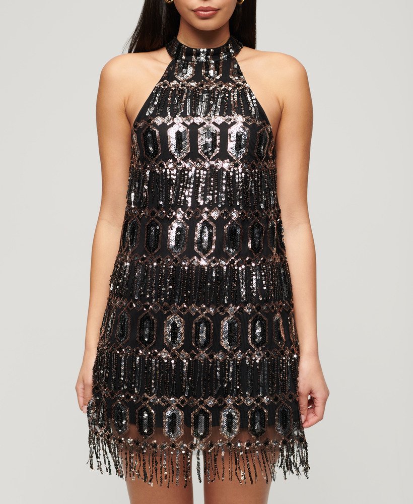 vestido evasê com decote halter e franjas decorativas em lantejoulas.