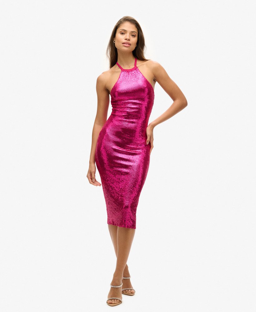 vestido midi com decote halter e lantejoulas na cor rosa magenta.
