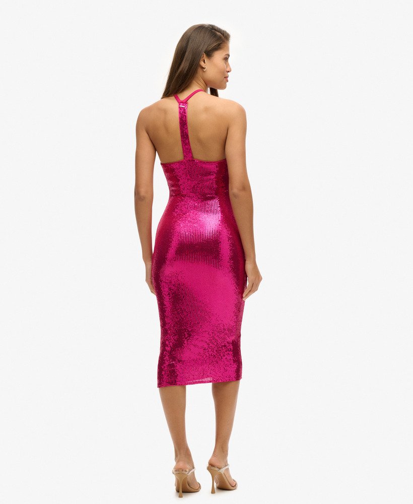 vestido midi com decote halter e lantejoulas na cor rosa magenta.