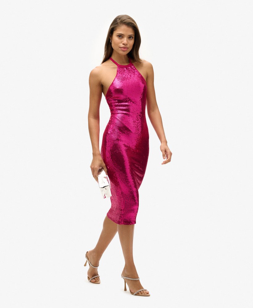 vestido midi com decote halter e lantejoulas na cor rosa magenta.