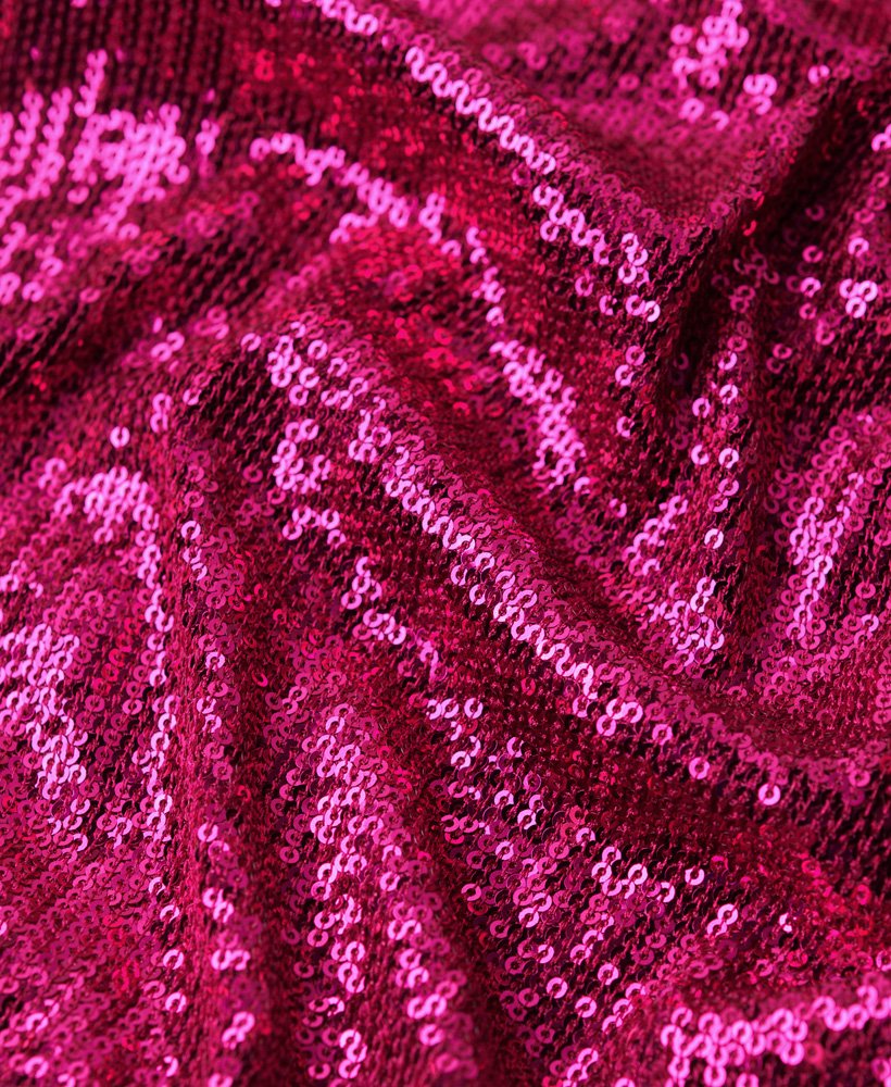 vestido midi com decote halter e lantejoulas na cor rosa magenta.