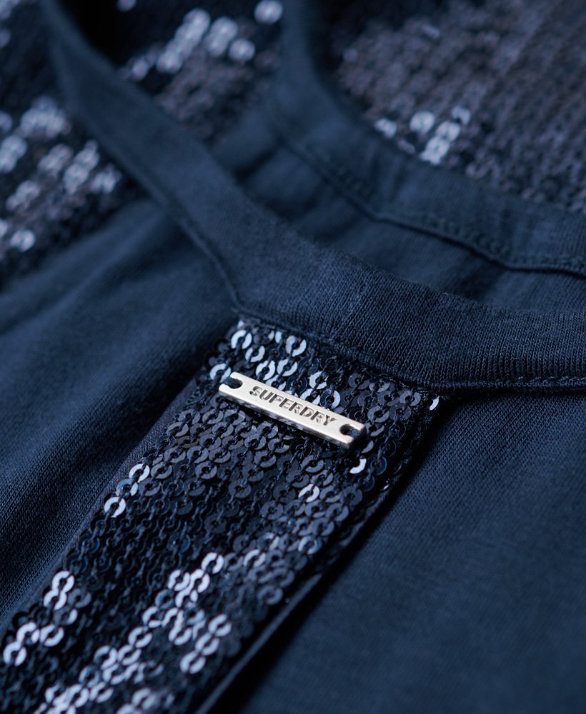 vestido midi de lantejoulas com decote halter na cor azul marinho.