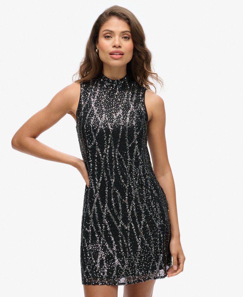 vestido curto evasê sem mangas com lantejoulas pretas.