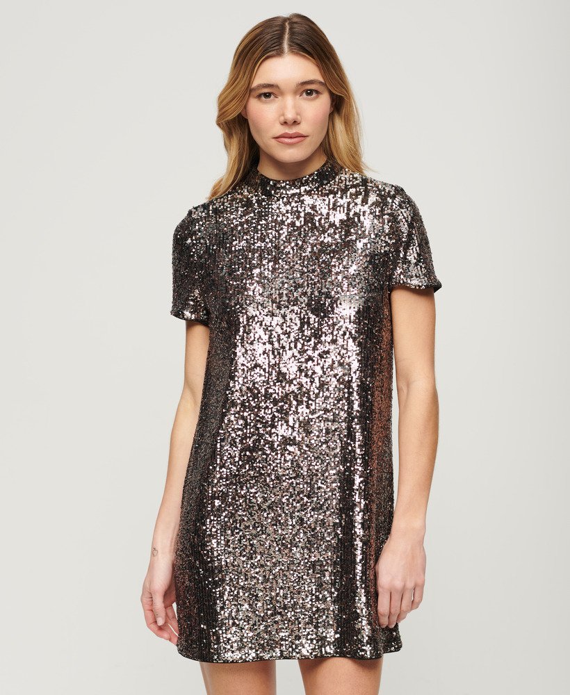 vestido camiseta de gola alta com lantejoulas em tons de pratabronze.