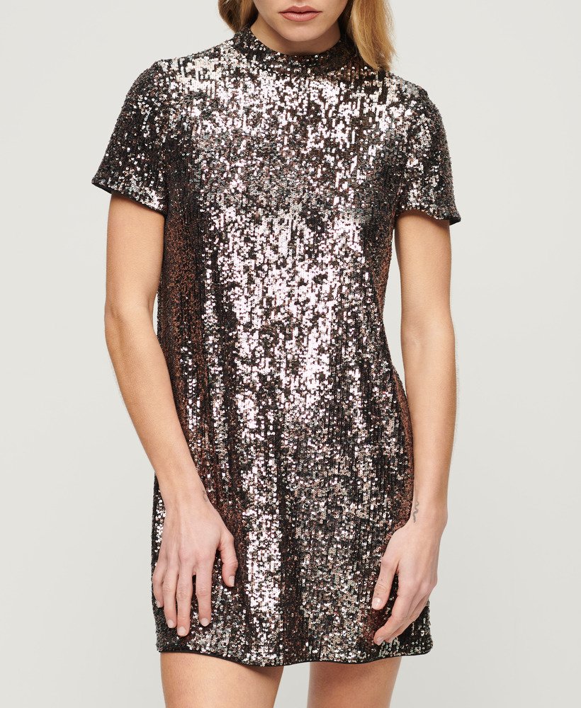 vestido camiseta de gola alta com lantejoulas em tons de pratabronze.