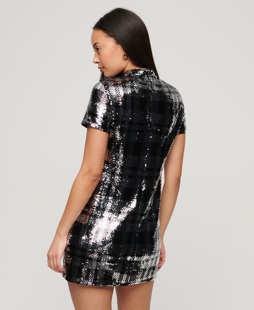vestido camiseta de gola alta com lantejoulas em estampa xadrez.