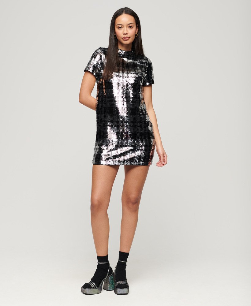 vestido camiseta de gola alta com lantejoulas em estampa xadrez.