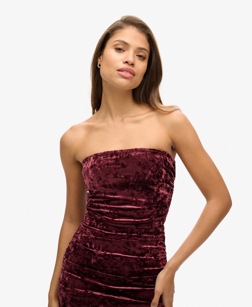 vestido curto bandeau de veludo na cor bordô.