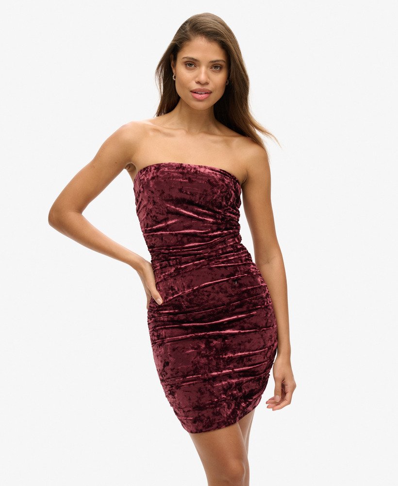 vestido curto bandeau de veludo na cor bordô.