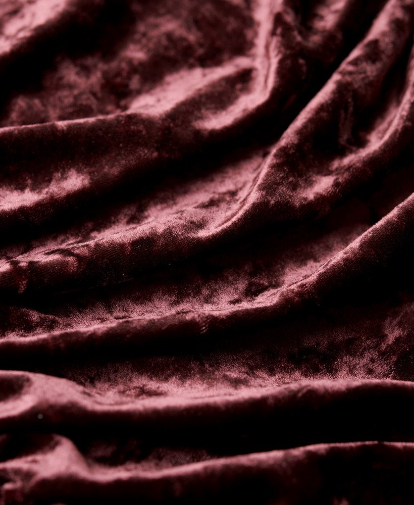 vestido curto bandeau de veludo na cor bordô.
