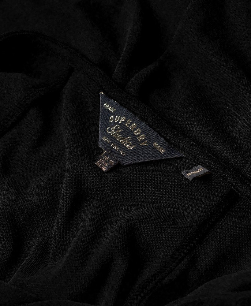 vestido midi de malha com recortes na cor preta.