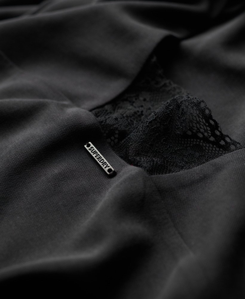 vestido midi de malha com detalhes em renda nas costas na cor preta.