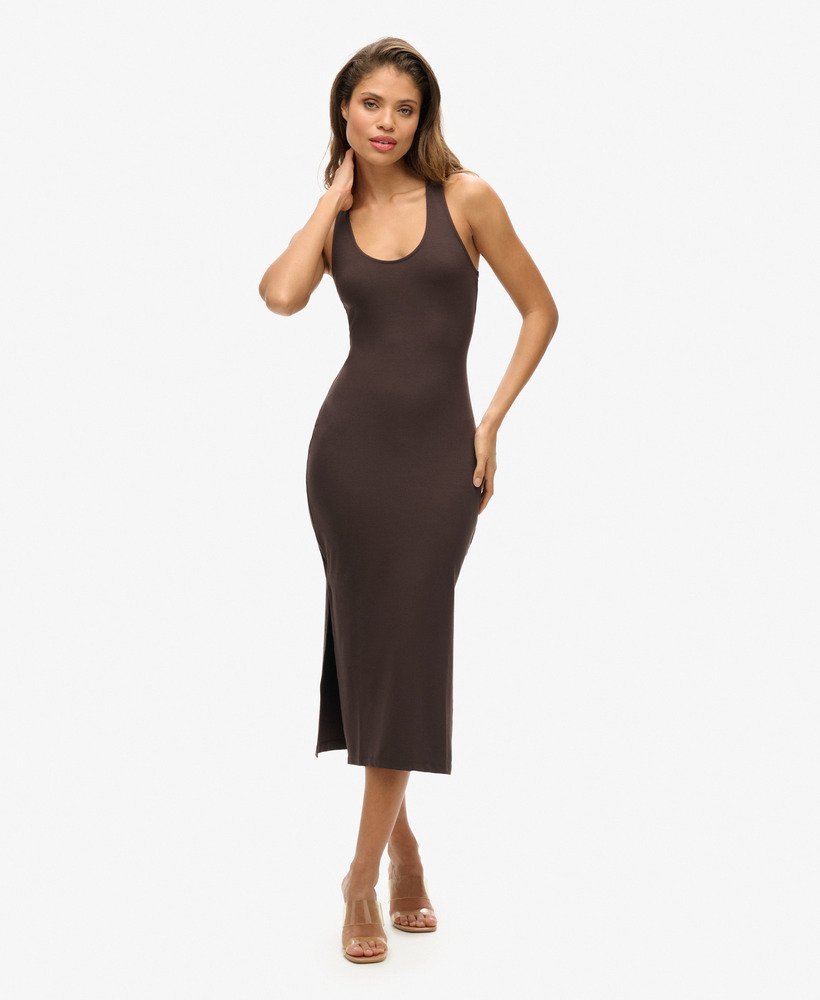 vestido midi de malha com decote redondo na cor marrom carvalho escuro.