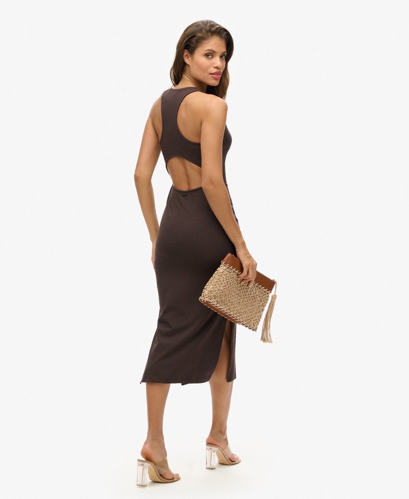 vestido midi de malha com decote redondo na cor marrom carvalho escuro.