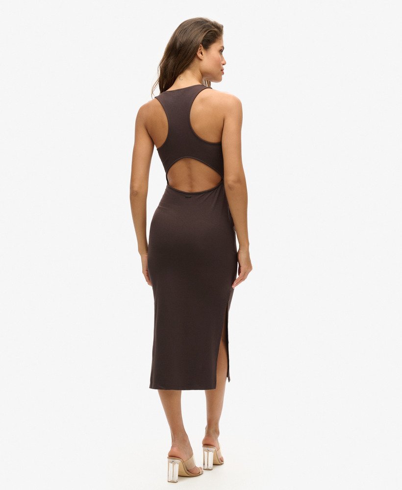 vestido midi de malha com decote redondo na cor marrom carvalho escuro.