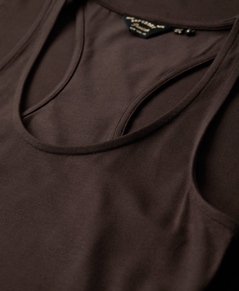 vestido midi de malha com decote redondo na cor marrom carvalho escuro.