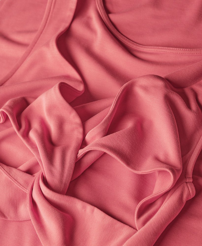 vestido midi em jersey com detalhe torcido nas costas na cor rosa deserto.