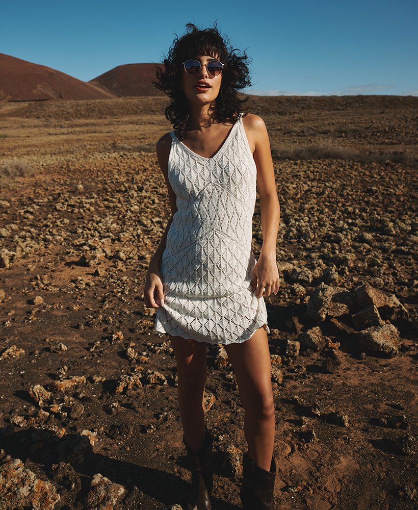 vestido curto de crochê estilo camisola na cor osso do deserto ou off white.