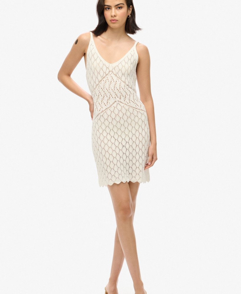 vestido curto de crochê estilo camisola na cor osso do deserto ou off white.