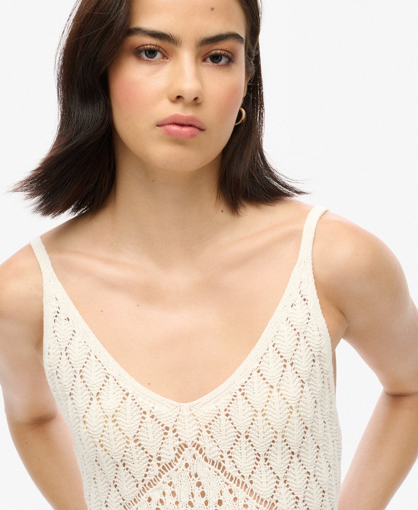 vestido curto de crochê estilo camisola na cor osso do deserto ou off white.