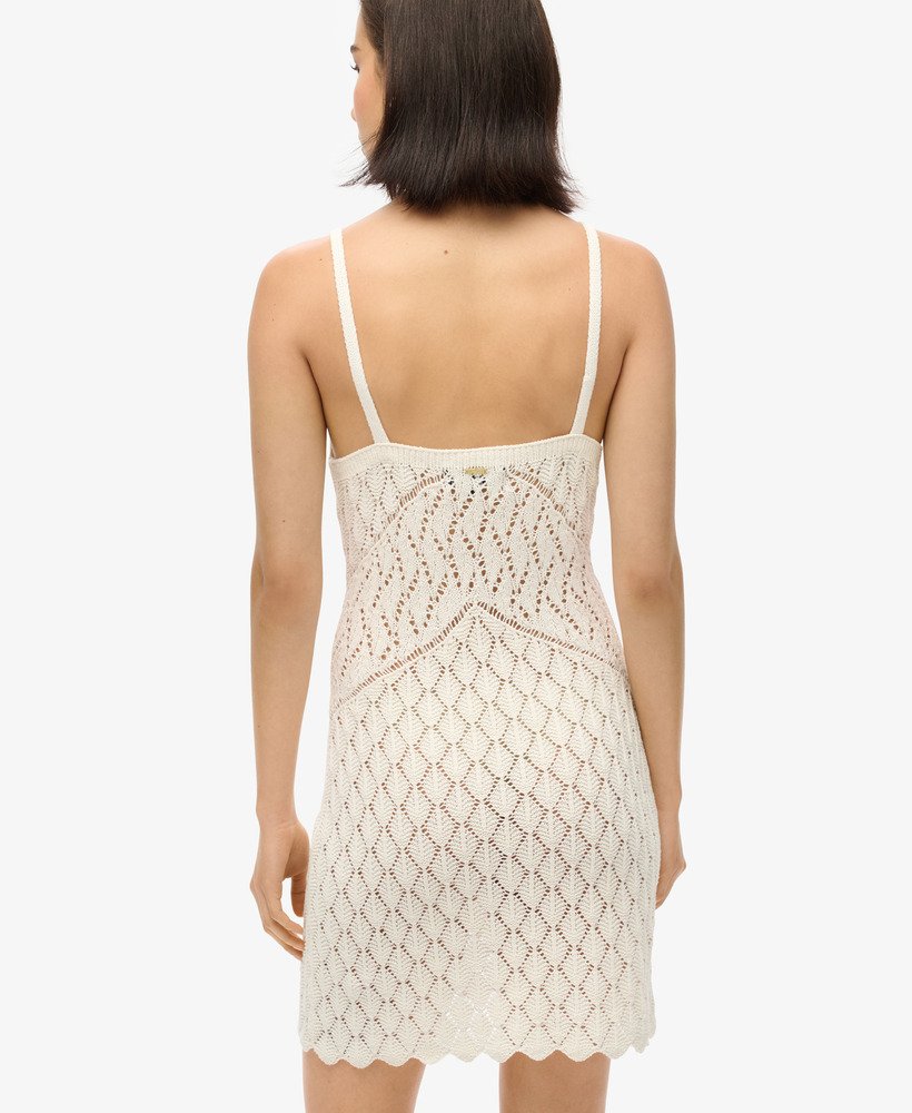 vestido curto de crochê estilo camisola na cor osso do deserto ou off white.