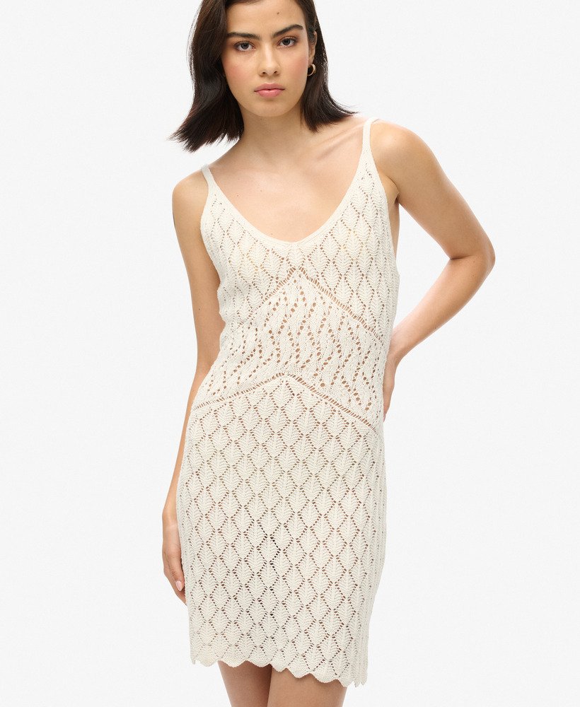vestido curto de crochê estilo camisola na cor osso do deserto ou off white.