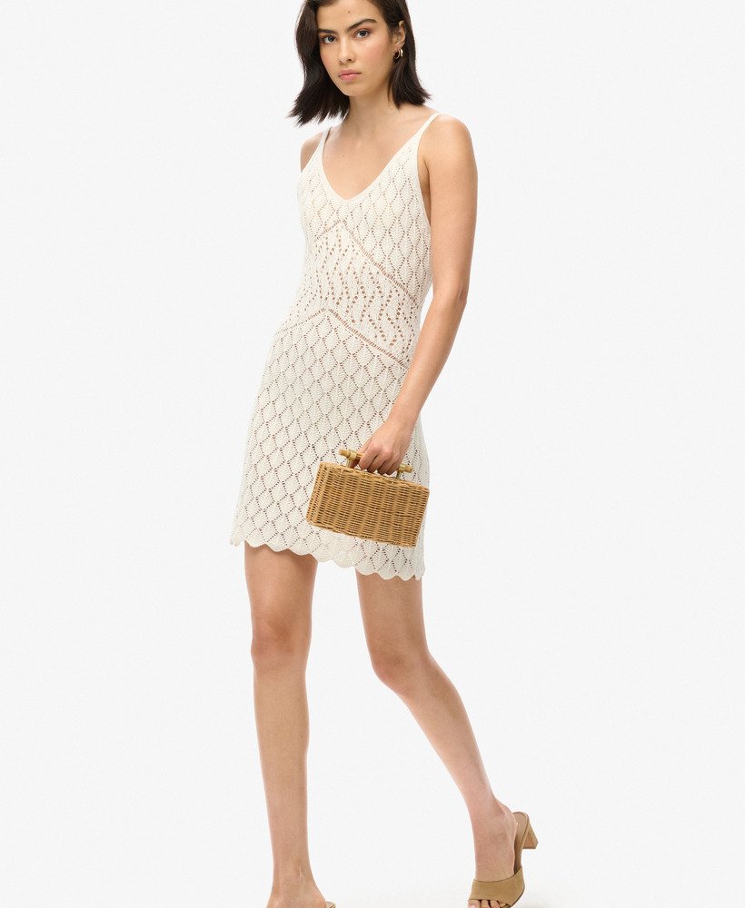 vestido curto de crochê estilo camisola na cor osso do deserto ou off white.