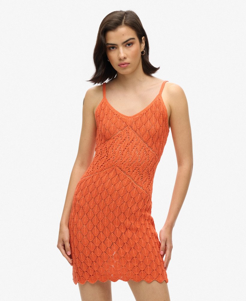 vestido curto de crochê estilo camisola na cor coral vibrante.