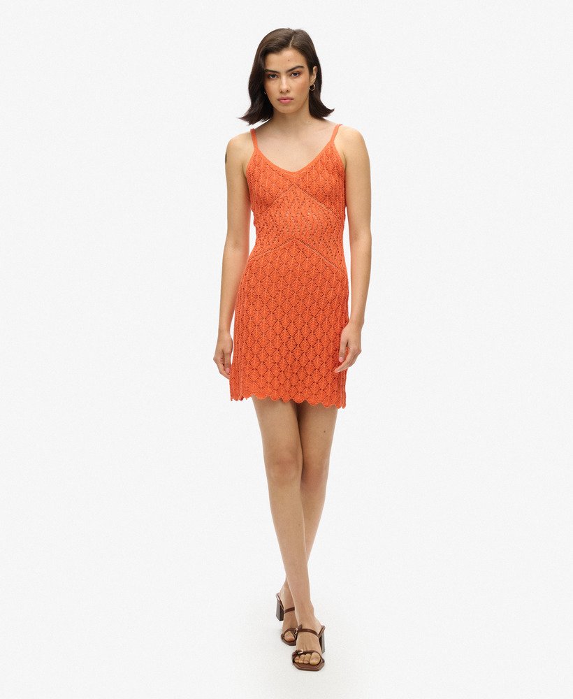 vestido curto de crochê estilo camisola na cor coral vibrante.