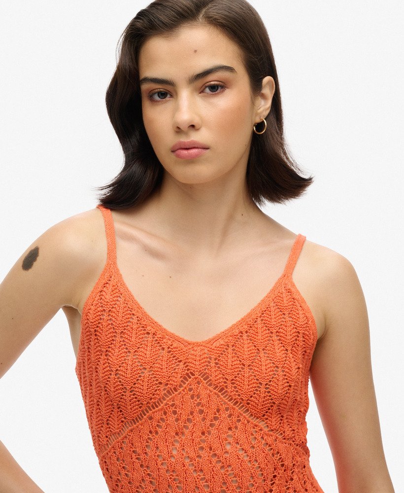 vestido curto de crochê estilo camisola na cor coral vibrante.