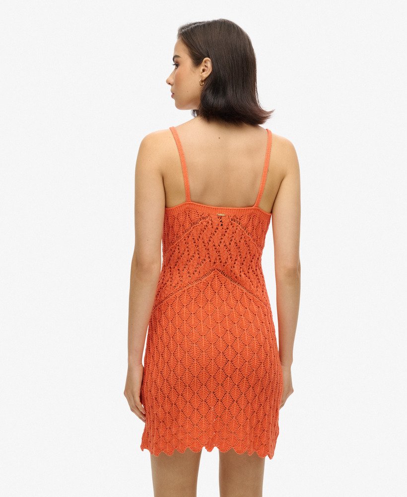 vestido curto de crochê estilo camisola na cor coral vibrante.