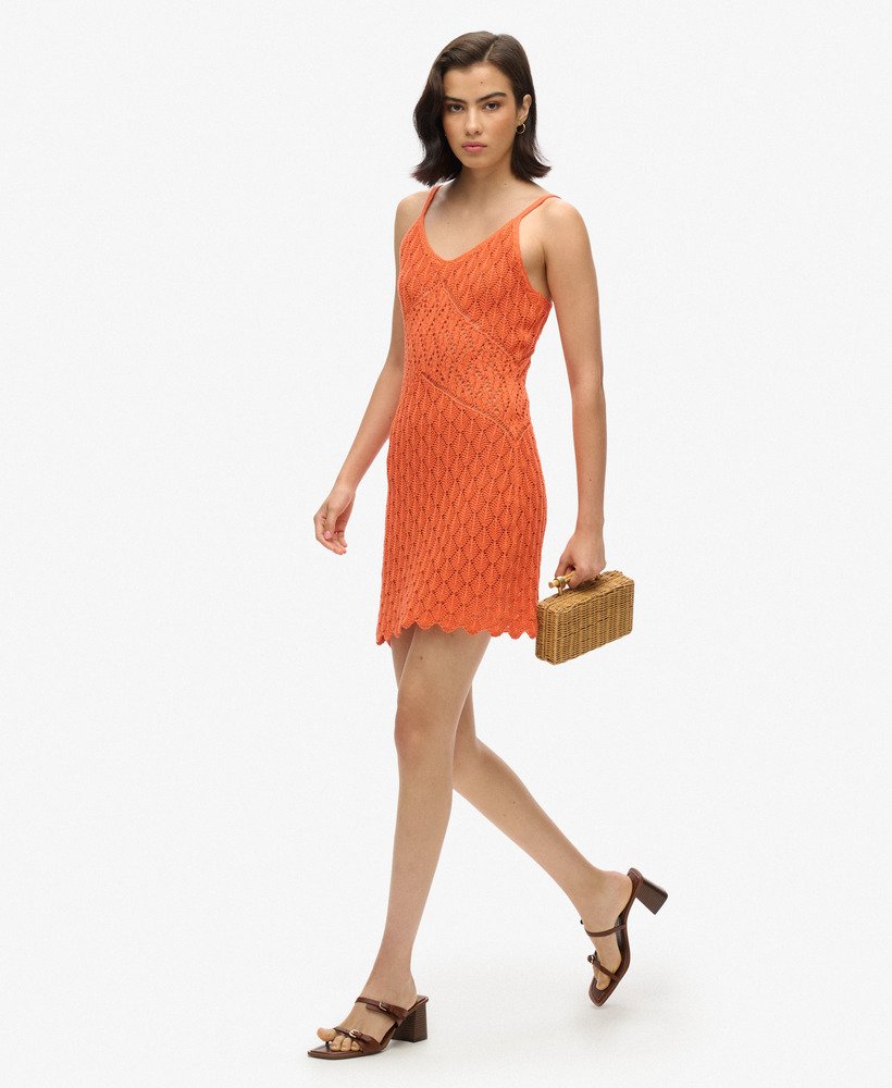vestido curto de crochê estilo camisola na cor coral vibrante.