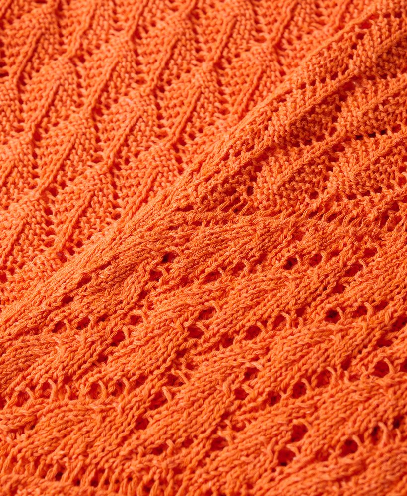 vestido curto de crochê estilo camisola na cor coral vibrante.