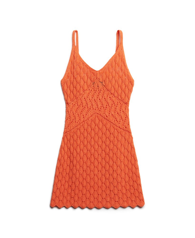 vestido curto de crochê estilo camisola na cor coral vibrante.