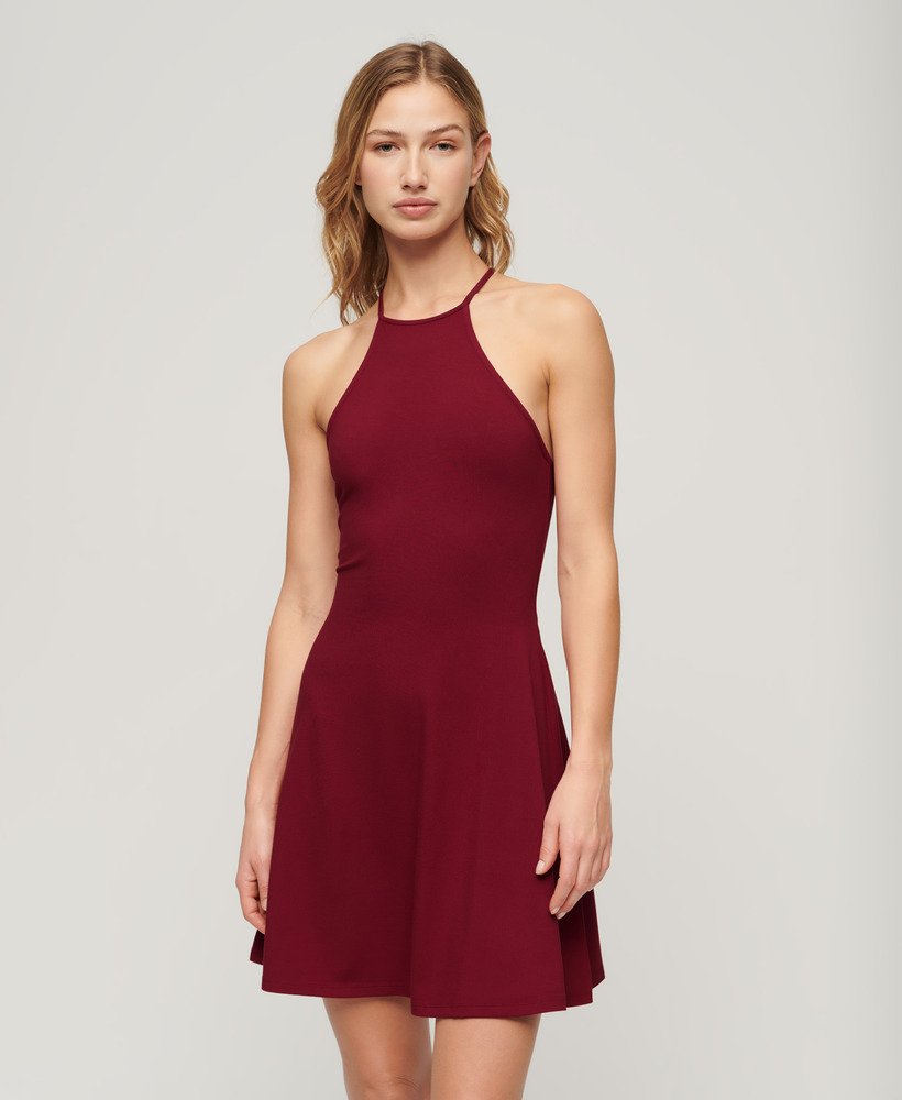 vestido curto de malha acinturado e evasê na cor vermelho dália.