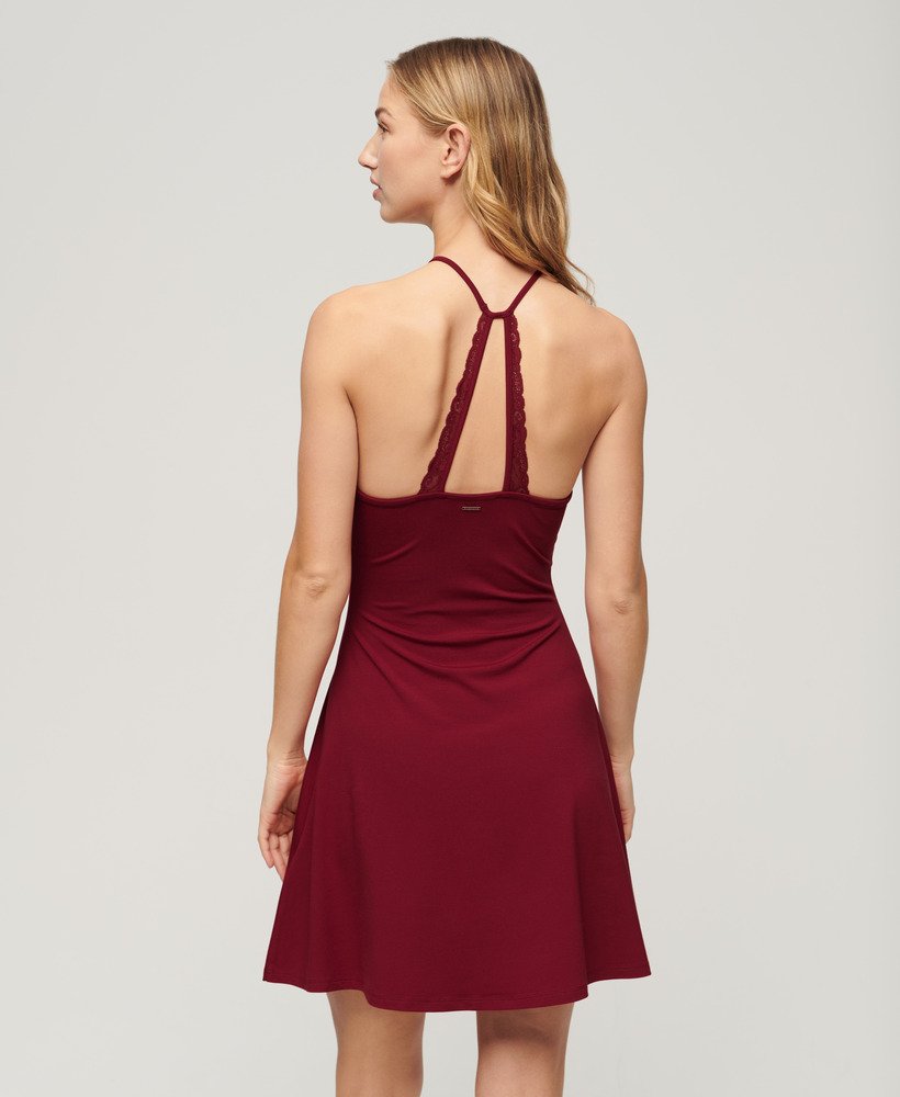 vestido curto de malha acinturado e evasê na cor vermelho dália.