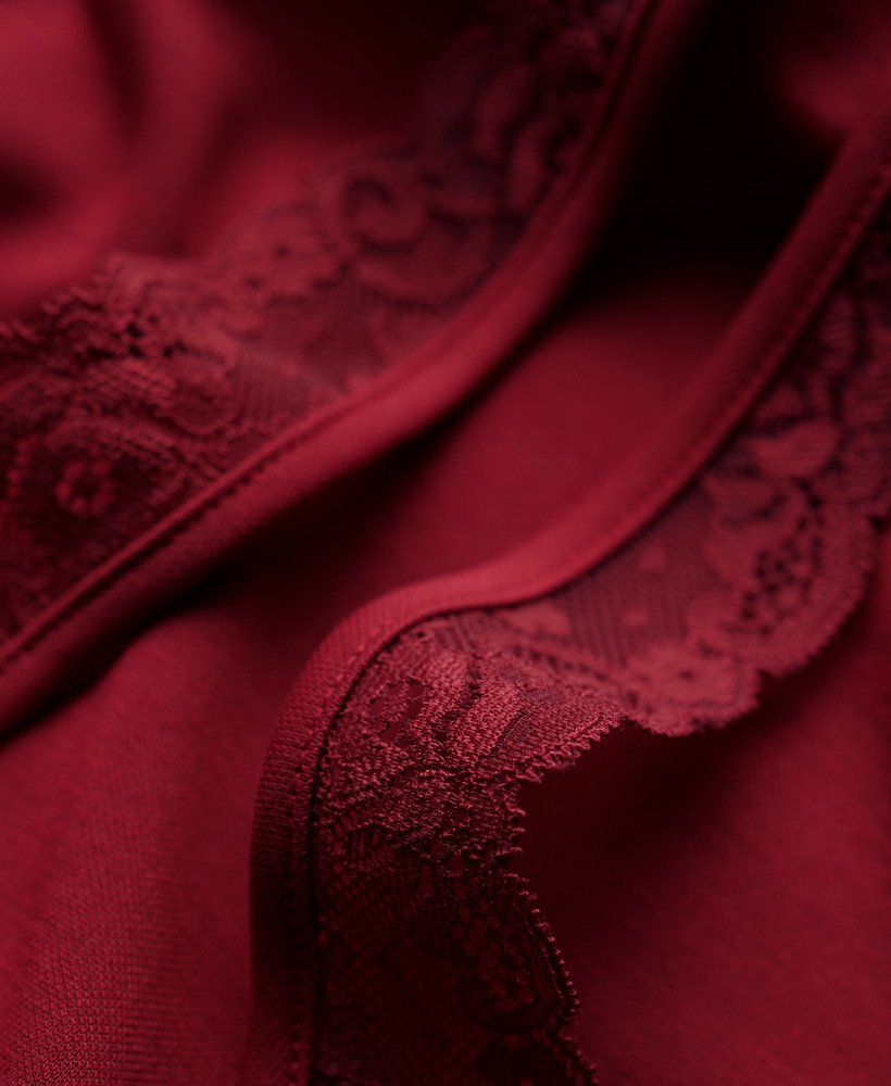 vestido curto de malha acinturado e evasê na cor vermelho dália.