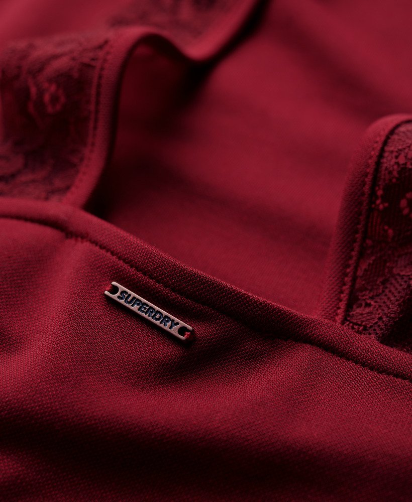 vestido curto de malha acinturado e evasê na cor vermelho dália.