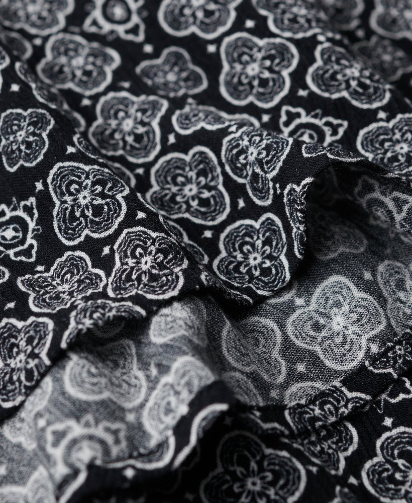 vestido longo com costas transparentes em preto com estampa geométrica dos anos 70.