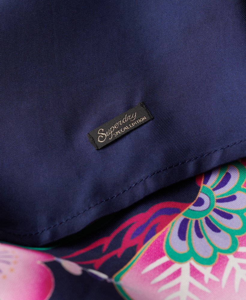 vestido curto estampado sem mangas na cor azul marinho da funetotsuru