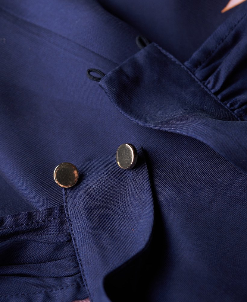 vestido curto estampado sem mangas na cor azul marinho da funetotsuru