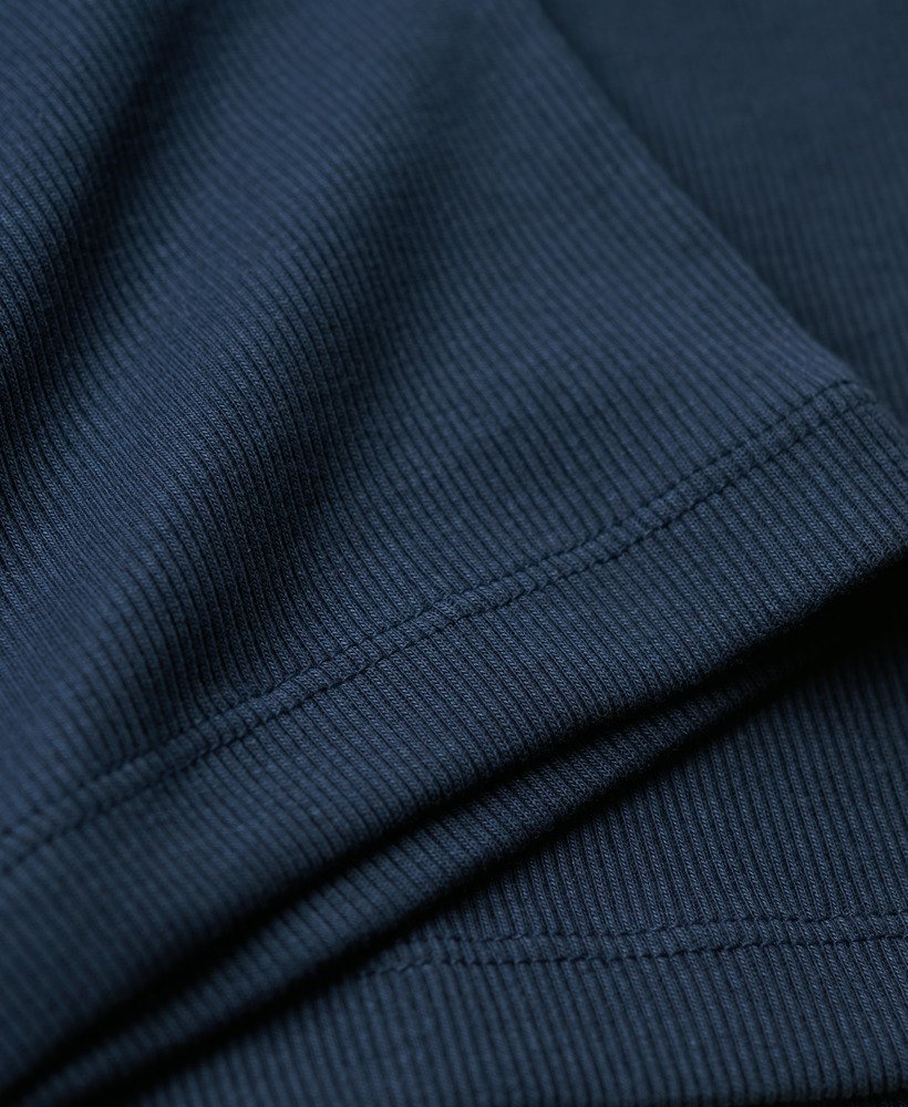 vestido midi canelado justo ao corpo em tom azul marinho intenso.