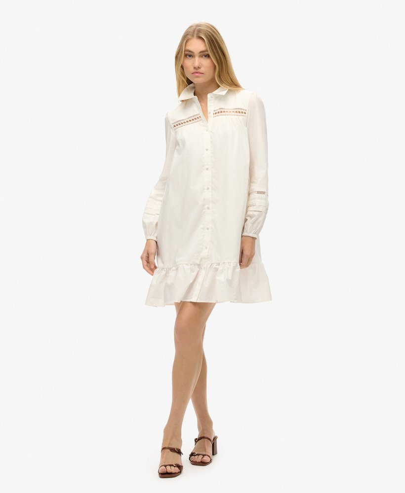 vestido camisa com detalhes em renda na cor branca giz.
